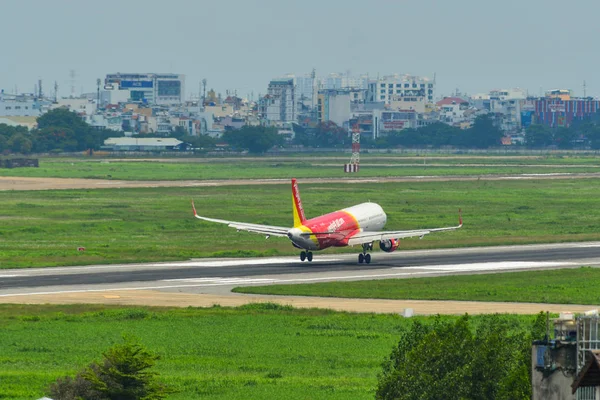 Airplane landing at the airport — Stock Photo, Image