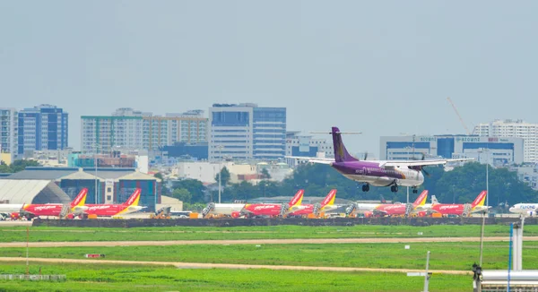 Atterraggio aereo in aeroporto — Foto Stock