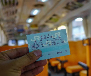 Trende demiryolu bileti tutmak