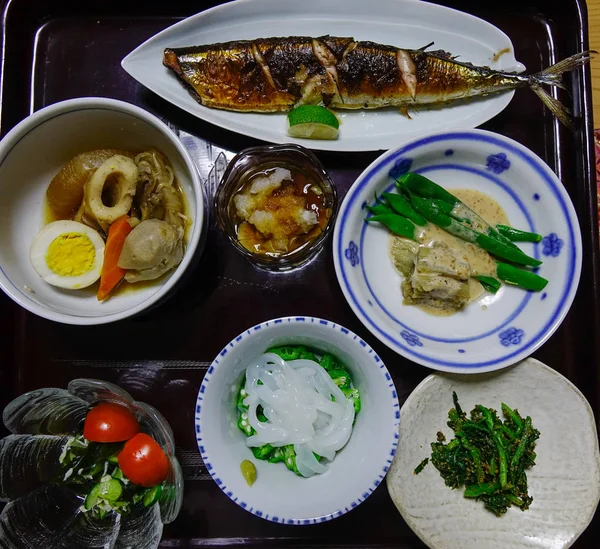 Refeição japonesa para jantar no restaurante local — Fotografia de Stock