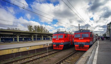 Tren istasyonunda yerel trenler