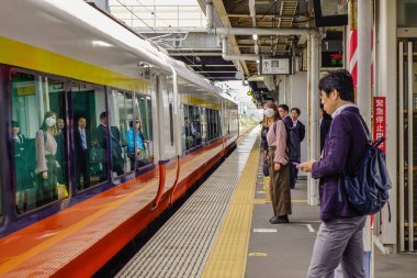 Tren istasyonunda bekleyen insanlar 