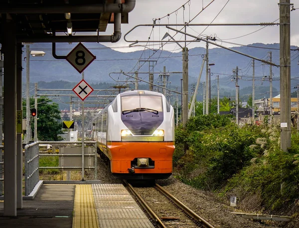 Místní vlak jede na nádraží — Stock fotografie