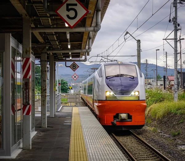 Un treno locale in arrivo alla stazione ferroviaria — Foto Stock