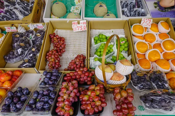 Lojas de frutas em Hakodate Asaichi Market — Fotografia de Stock
