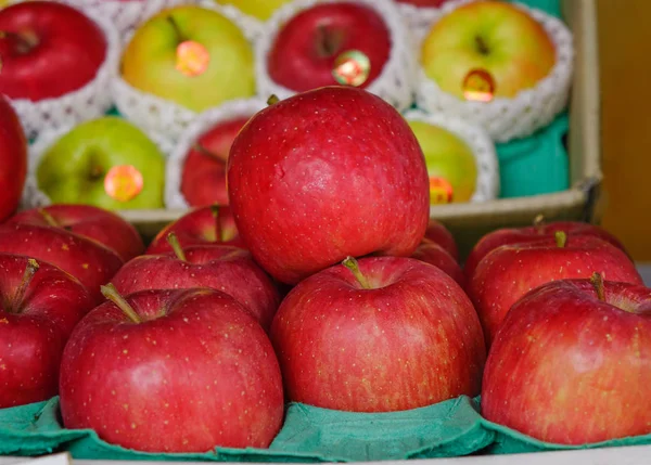 Frisches Apfelobst zum Verkauf auf dem Wochenmarkt — Stockfoto