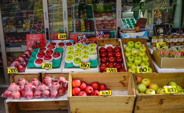 Lojas de frutas em Hakodate Asaichi Market — Fotografia de Stock