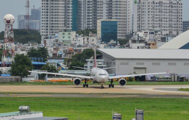 Yolcu uçağı pistte taksicilik yapıyor 