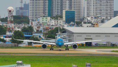 Yolcu uçağı pistte taksicilik yapıyor 