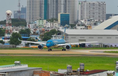 Yolcu uçağı pistte taksicilik yapıyor 