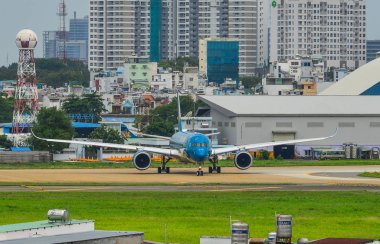 Yolcu uçağı pistte taksicilik yapıyor 
