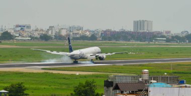 Havaalanında açılış yolcu uçak 