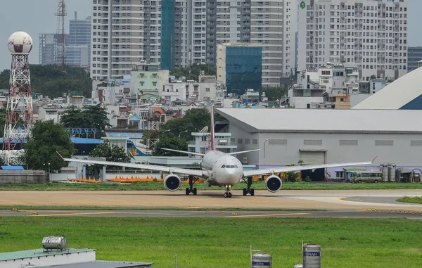 Yolcu uçağı pistte taksicilik yapıyor 