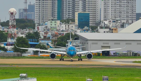 Yolcu uçağı pistte taksicilik yapıyor 