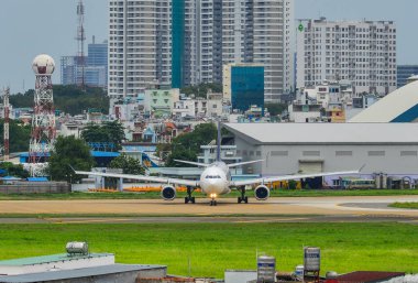 Yolcu uçağı pistte taksicilik yapıyor 