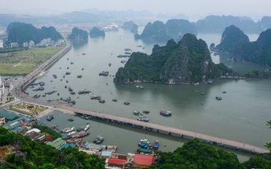 Ha Long Bay sisli bir günde 
