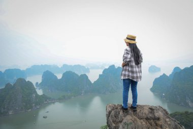 Ha Long Bay, Vietnam'a bakan insanlar 