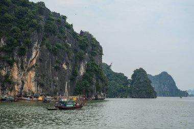 Ha Long Bay sisli bir günde 