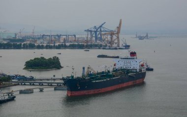 Denizde kargo gemileri 