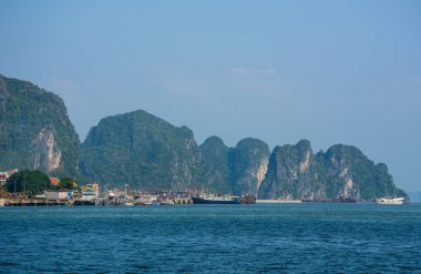 Güneşli bir günde Ha Long Bay 