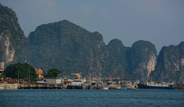 Güneşli bir günde Ha Long Bay 