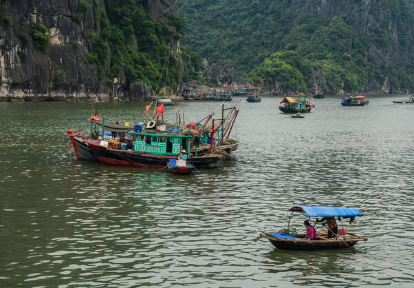 деревянная лодка на море 