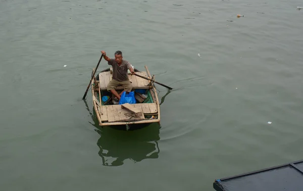 Barco de madera en el mar — Foto de Stock