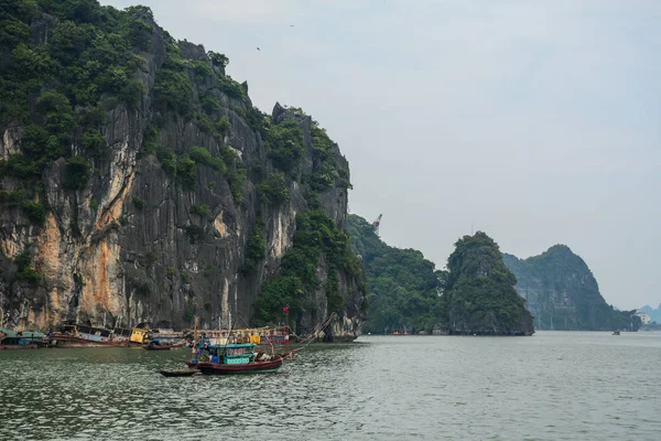 Ha Long Bay a ködös nap — Stock Fotó