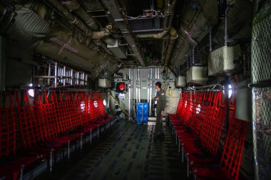 Nakliye uçağı nın içini ziyaret eden kişiler 