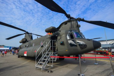 Changi, Singapur'da sergilenmek üzere askeri uçaklar 