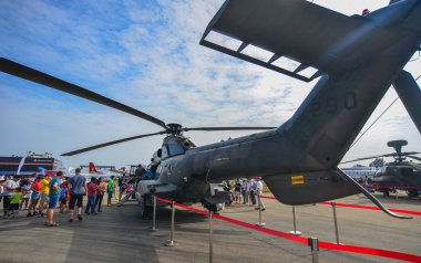 Changi, Singapur'da sergilenmek üzere askeri uçaklar 