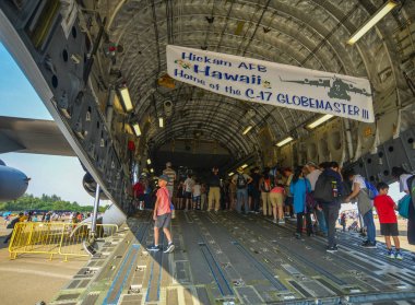 Nakliye uçağı nın içini ziyaret eden kişiler 