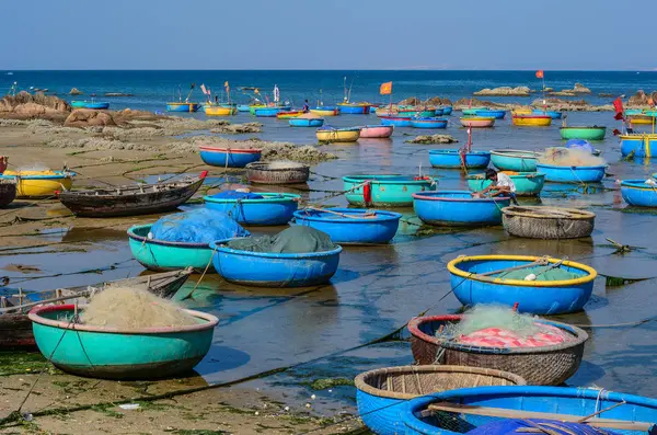 Barcos de madeira no cais de pesca — Fotografia de Stock