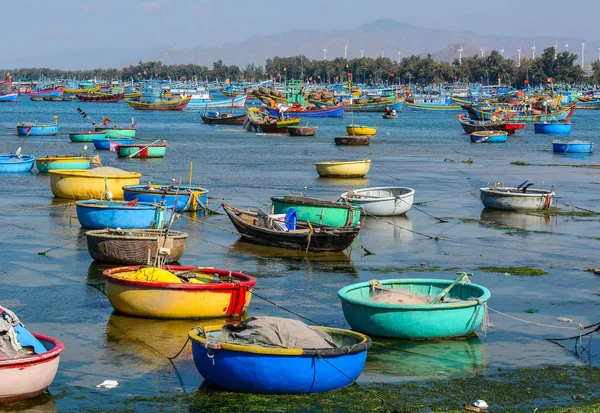 Barcos de madera en muelle de pesca — Foto de Stock