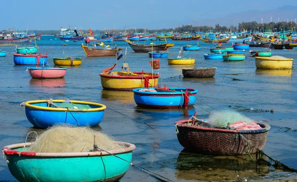 Barcos de madera en muelle de pesca — Foto de Stock