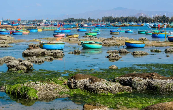 Barcos de madera en muelle de pesca — Foto de Stock