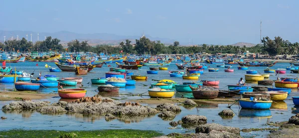 Barcos de madera en muelle de pesca — Foto de Stock