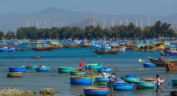 Barcos de madera en muelle de pesca — Foto de Stock