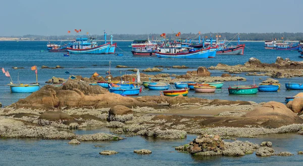 Barcos de madera en muelle de pesca — Foto de Stock