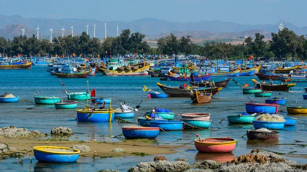 Barcos de madera en muelle de pesca — Foto de Stock