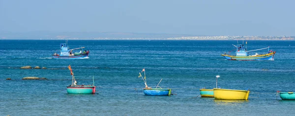 Barcos de madeira no cais de pesca — Fotografia de Stock