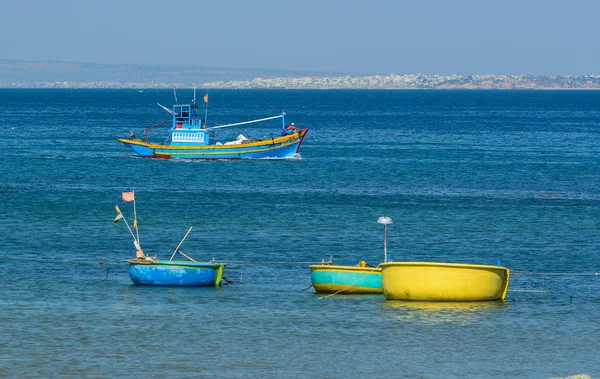 Barcos de madeira no cais de pesca — Fotografia de Stock