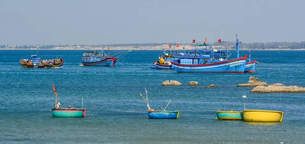 Barcos de madera en muelle de pesca — Foto de Stock