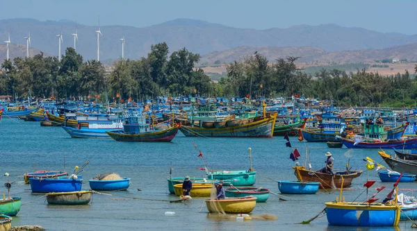 Barcos de madera en muelle de pesca — Foto de Stock