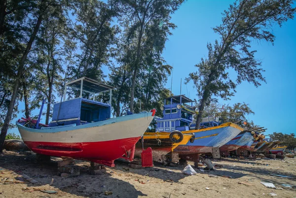 Manter barcos de pesca na praia — Fotografia de Stock