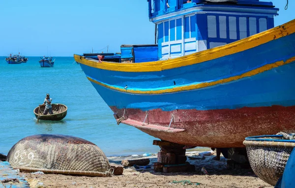 Manter barcos de pesca na praia — Fotografia de Stock