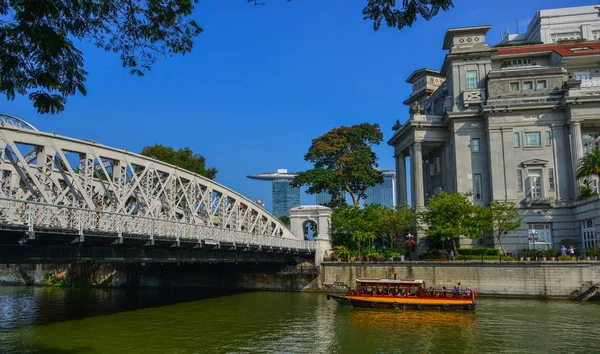 Cavenagh Bridge over the Singapore River — Stock Photo, Image