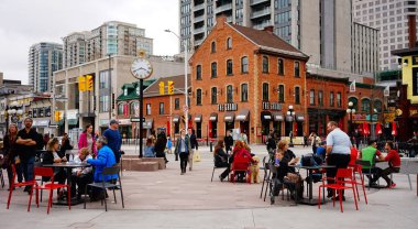 Kafede bekleyen insanlar