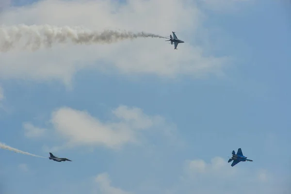 Aviones de combate volando para exhibición —  Fotos de Stock