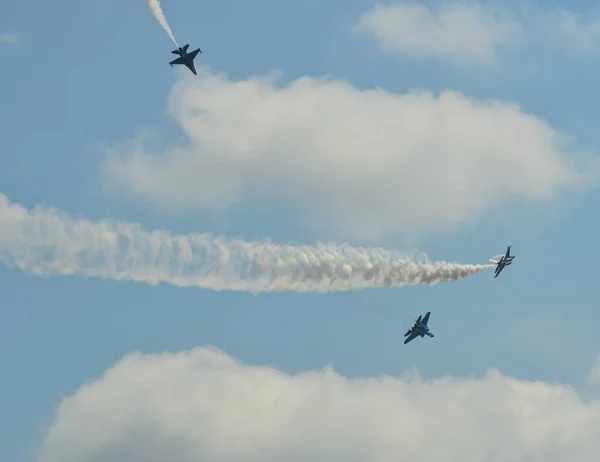 Aviones de combate volando para exhibición —  Fotos de Stock